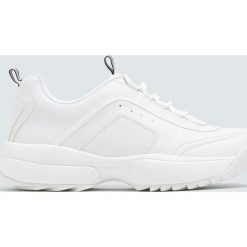 Buty sportowe na grubej ząbkowanej podeszwie. Buty sportowe damskie Pull&Bear. Za 159,00 zł.