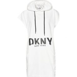 Sukienka dzianinowa DKNY Sport DP0D4206. Białe sukienki damskie DKNY Sport, s, bez wzorów, z bawełny, sportowe, bez kołnierzyka, bez rękawów, sportowe. Za 349,00 zł.