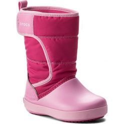 Śniegowce CROCS - Lodgepoint Snow Boot K 204660 Candy Pink/Patry Pink. Różowe kozaki dziewczęce marki Crocs, na rzepy. W wyprzedaży za 179,00 zł.