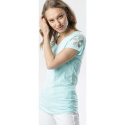Jasnoniebieski T-shirt Catia. Niebieskie bluzki damskie Born2be, s, bez wzorów, z jeansu, bez kołnierzyka, z krótkim rękawem. Za 39,99 zł.