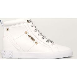 Guess Jeans - Buty. Białe buty sportowe damskie Guess Jeans, z aplikacjami, z jeansu, sportowe. W wyprzedaży za 379,90 zł.