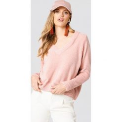 Swetry klasyczne damskie: Just Female Aksamitny sweter z dekoltem v – Pink