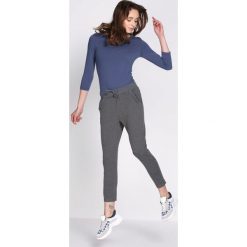 Ciemnoszare Spodnie Dresowe Walk Free. Szare spodnie dresowe damskie Born2be, s, z dresówki. Za 49,99 zł.
