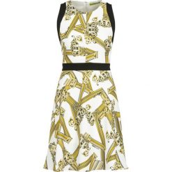 Sukienka koktajlowa Versace Jeans D2HTB437. Białe sukienki damskie Versace Jeans, bez wzorów, z elastanu, wizytowe, bez kołnierzyka, bez rękawów. W wyprzedaży za 519,00 zł.