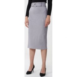 Szara Spódnica Hatton. Szare spódniczki damskie Born2be, na co dzień, s, w paski, z dzianiny, biznesowe, midi, ołówkowe. Za 119,99 zł.