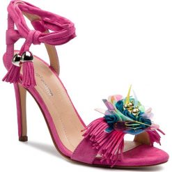 Sandały SOLO FEMME - 26493-58-I56/000-07-00 Amarant. Różowe klapki damskie Solo Femme, z aplikacjami, ze skóry, bez obcasa, na obcasie. Za 399,00 zł.