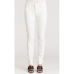 BIAŁE JEANSY DAMSKIE Z POŁYSKIEM. Białe jeansy damskie Trussardi Jeans. Za 264,00 zł.
