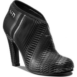 Botki UNITED NUDE - Fold Hi 1002632698 Gun Metal. Czarne buty zimowe damskie marki United Nude, z materiału, na obcasie. W wyprzedaży za 449,00 zł.