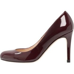 LK Bennett STILA Szpilki red oxblood. Czerwone czółenka marki LK Bennett, ze skóry, na szpilce. Za 1069,00 zł.