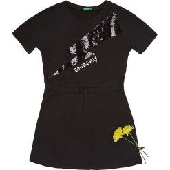 Sukienka w kolorze czarnym. Czarne sukienki niemowlęce Benetton Kids, bez wzorów, bez rękawów, midi, rozkloszowane. W wyprzedaży za 47,95 zł.