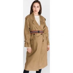 Scotch & Soda Prochowiec Brązowy. Pomarańczowe kurtki damskie Scotch & Soda, na wiosnę, l, w paski, z elastanu, bez kaptura. Za 977,95 zł.