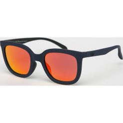 Adidas Originals - Okulary AOR019. Czerwone okulary przeciwsłoneczne damskie adidas Originals. W wyprzedaży za 129,90 zł.