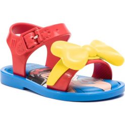 Sandały MELISSA - Mini Melissa Mar Sandal+Snow 32531 Blue/Yellow/Red 53213. Czerwone sandały dziewczęce Melissa, z tworzywa sztucznego, bez zapięcia. W wyprzedaży za 179,00 zł.