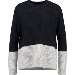 Swetry klasyczne damskie: Envii ENBOBO BLOCK Sweter navy melange/light grey melange