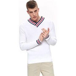 SWETER W SEREK Z PRZEPLOTAMI. Białe swetry męskie Top Secret, na lato, m, w paski, z dzianiny, z dekoltem w serek, bez kaptura. W wyprzedaży za 59,99 zł.