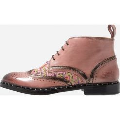 Melvin & Hamilton SALLY Ankle boot pink. Różowe botki damskie marki Melvin & Hamilton, ze skóry, bez obcasa, bez zapięcia. Za 709,00 zł.