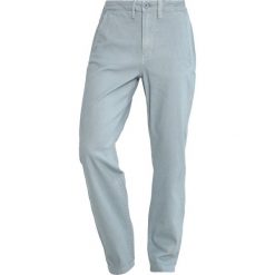 Jeansy męskie: Wåven VALENTIN Jeansy Straight Leg chinois green