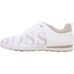 BOSS ATHLEISURE ARKANSAS Sneakersy niskie white. Białe sneakersy męskie marki BOSS Athleisure, bez wzorów, z tworzywa sztucznego, bez zapięcia. W wyprzedaży za 471,75 zł.