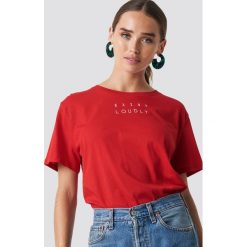 NA-KD Trend T-shirt oversize Loudly - Red. Czerwone t-shirty damskie marki NA-KD Trend, z nadrukiem, klasyczne, z okrągłym kołnierzem. Za 72,95 zł.