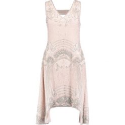Frock and Frill AYANA Sukienka koktajlowa nude. Brązowe sukienki damskie marki Frock and Frill, bez wzorów, z poliesteru, wizytowe, bez kołnierzyka, bez rękawów. W wyprzedaży za 510,30 zł.