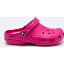 Crocs - Klapki. Różowe klapki damskie Crocs, bez wzorów, z materiału, bez obcasa, na obcasie. W wyprzedaży za 119,90 zł.