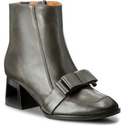 Botki EVA MINGE - Jessenia 2R 17SF1372249EF 115. Zielone botki damskie na obcasie marki Eva Minge, ze skóry. W wyprzedaży za 309,00 zł.