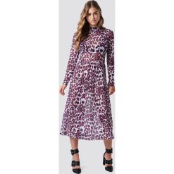 Rut&Circle Siateczkowa sukienka Leo - Pink. Różowe długie sukienki Rut&Circle, ze stójką, z długim rękawem. Za 202,95 zł.