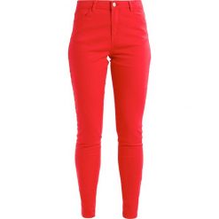B.young LOLA LYKKE Jeans Skinny Fit tomato red. Czerwone rurki damskie b.young. Za 169,00 zł.