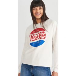 Bluza z nadrukiem Pepsi - Kremowy. Białe bluzy damskie Reserved, s, z nadrukiem, bez rękawów, bez kaptura. Za 89,99 zł.
