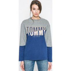 Tommy Jeans - Bluza. Szare bluzy z nadrukiem damskie marki Tommy Jeans, l, z bawełny, bez kaptura. W wyprzedaży za 219,90 zł.