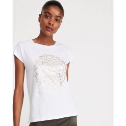 T-shirt z cekinami - Biały. Białe t-shirty damskie Reserved, xl, bez wzorów, bez kołnierzyka. Za 39,99 zł.