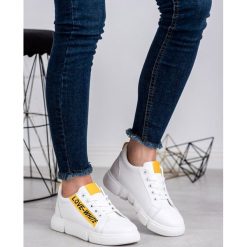 WYGODNE OBUWIE SPORTOWE. Buty sportowe damskie JUMEX, bez wzorów, ze skóry ekologicznej, sportowe. W wyprzedaży za 52,90 zł.