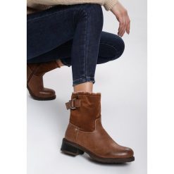 Camelowe Botki Clanton. Brązowe botki damskie Renee, bez obcasa, na płaskiej podeszwie, z paskami. Za 139,99 zł.