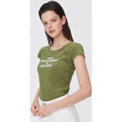 Koszulka z napisem - Khaki. Brązowe t-shirty damskie Sinsay, s, z napisami, bez kołnierzyka. Za 9,99 zł.