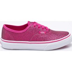 Vans - Tenisówki dziecięce. Różowe trampki dziewczęce Vans, bez wzorów, z gumy, na sznurówki. W wyprzedaży za 179,90 zł.
