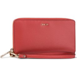 Duży Portfel Damski DKNY - Bryant Wristlet Lo R83L3660 Dp Blush D81. Różowe portfele damskie DKNY, bez wzorów, ze skóry. W wyprzedaży za 409,00 zł.