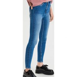 Jeansy high waist - Niebieski. Niebieskie jeansy damskie Cropp, z jeansu, z podwyższonym stanem. W wyprzedaży za 89,99 zł.