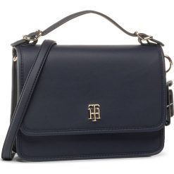 Torebka TOMMY HILFIGER - Th Chic Crossover AW0AW07983 CJM. Niebieskie torebki klasyczne damskie TOMMY HILFIGER, bez wzorów, ze skóry ekologicznej, klasyczne, bez dodatków. Za 579,00 zł.