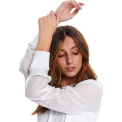 Sweter damski z rękawami z tkaniny plumetti. Białe swetry damskie Top Secret, na wiosnę, bez wzorów, z tkaniny, eleganckie, bez rękawów, bez kaptura. W wyprzedaży za 99,99 zł.