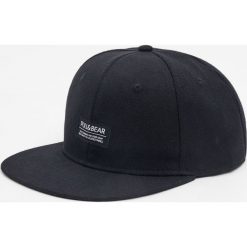 Czarna czapka z logo. Czarne czapki z daszkiem męskie Pull&Bear. Za 39,90 zł.
