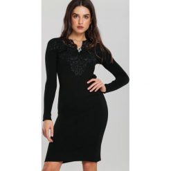 Czarna Sukienka Luddenham. Czarne sukienki damskie Renee, na zimę, xl, z aplikacjami, z dzianiny, bez kołnierzyka, bez rękawów, długie, mini, dopasowane. Za 99,99 zł.