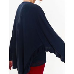 Bluzka damska z falbankami z bardzo miłej dzianiny. Bluzki damskie Top Secret, na lato, bez wzorów, z dzianiny, eleganckie, bez rękawów, bez kaptura. W wyprzedaży za 49,99 zł.