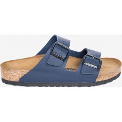Birkenstock - Klapki. Niebieskie kapcie męskie Birkenstock, ze skóry, na klamry. W wyprzedaży za 239,90 zł.