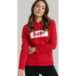 Czerwona Bluza Oaralila. Czerwone bluzy damskie Renee, s, z napisami, bez rękawów, z kapturem. Za 69,99 zł.