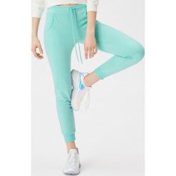 Spodnie dresowe - Zielony. Zielone spodnie damskie Sinsay, s, z dresówki. Za 39,99 zł.