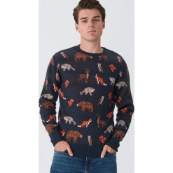 Sweter w leśne zwierzęta - Granatowy. Niebieskie swetry męskie House, s, bez wzorów, bez kołnierzyka, bez kaptura. Za 99,99 zł.