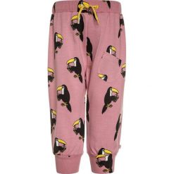 Småfolk PANTS WITH TOUCAN Spodnie treningowe blush. Czerwone jeansy chłopięce marki Småfolk. Za 199,00 zł.