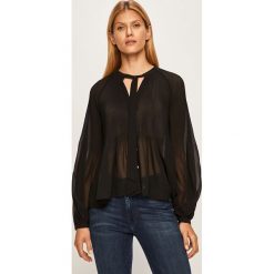 Pepe Jeans - Bluzka Sui. Czarne bluzki damskie Pepe Jeans, do pracy, s, bez wzorów, z poliesteru, biznesowe, bez kołnierzyka, z długim rękawem. W wyprzedaży za 199,90 zł.