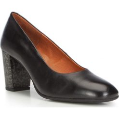 Buty damskie. Czarne czółenka damskie Wittchen, na co dzień, bez wzorów, ze skóry, na wysokim obcasie, na obcasie. W wyprzedaży za 299,90 zł.