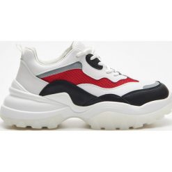 Sneakersy - Czerwony. Czerwone sneakersy damskie Cropp. Za 159,99 zł.